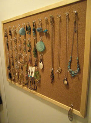 using bulletin board as jewellery organizer